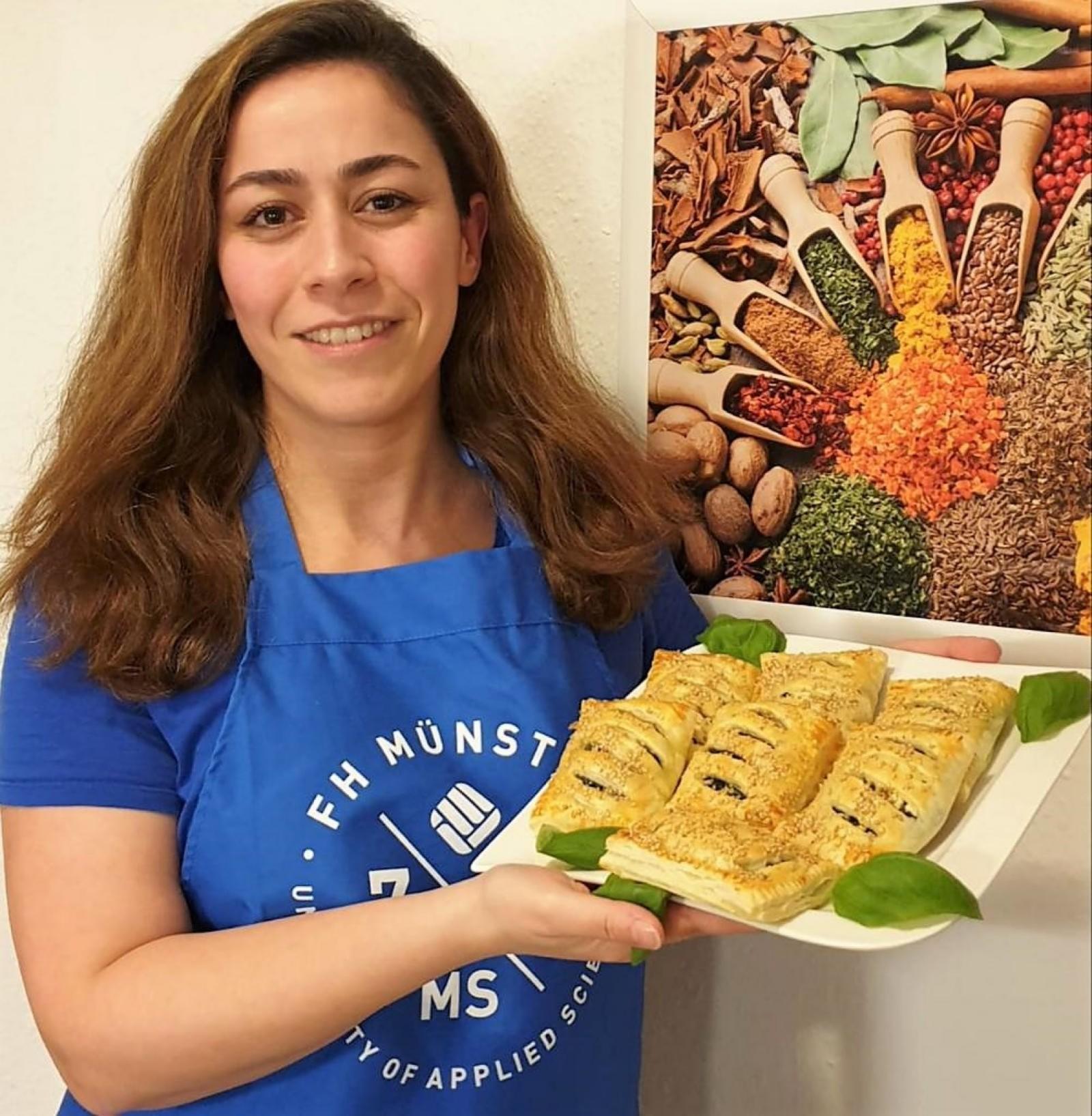 Sanaz Seeberger, Tutorin im Team von FHiRST, mit dem von ihr gekochten Gericht: gefüllte Teigtaschen. (Foto: Sanaz Seeberger) 